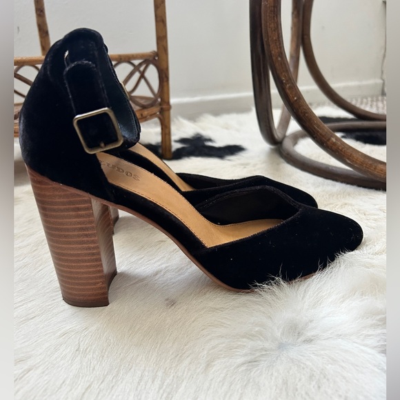 Pair of black velvet Soludos heels from Anthropologie - Picture 3 of 7